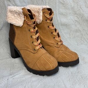 NWOT Quipid lace up heel ankle boots